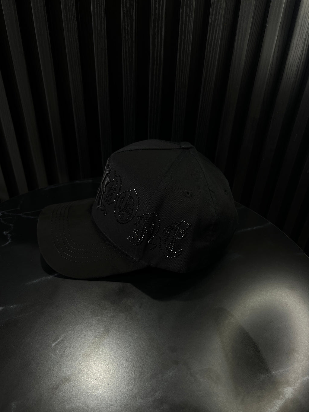 31 HATS NY CRYSTALS BLACK